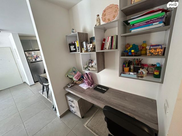 דירה, צור יצחק