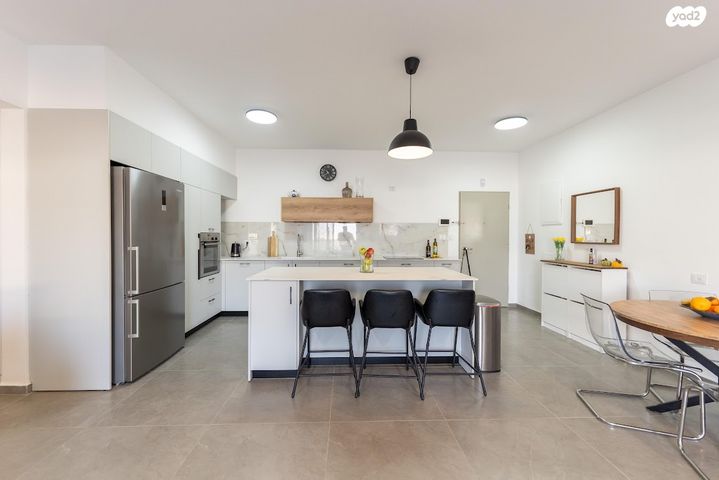 דירת גן, לבונה, כפר ורדים