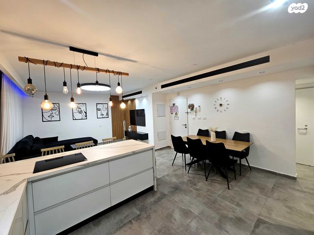 דירה, יוסף אבו, נתיבות מערב, נתיבות