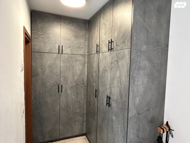 דירה, צור יצחק