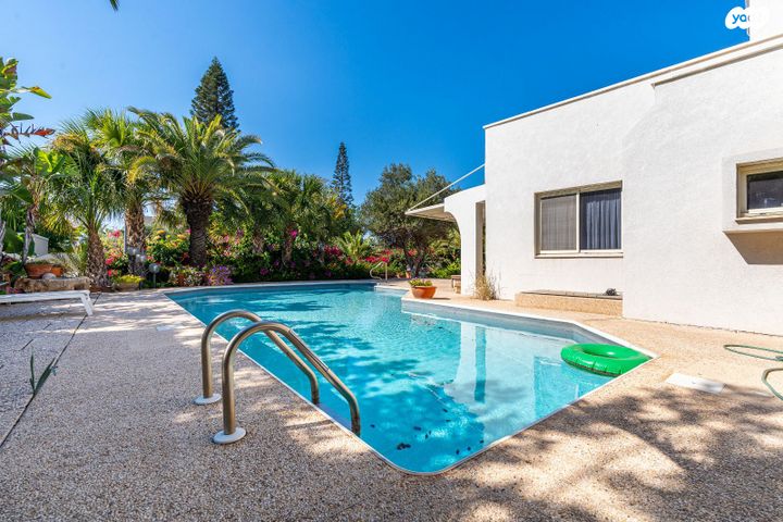 בית פרטי/ קוטג', נרקיס, הפרחים, קיסריה