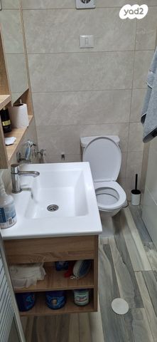 דירת גן, אבני חפץ