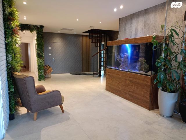 גג/ פנטהאוז, שמעון פרס/ האצטדיון, נהריה