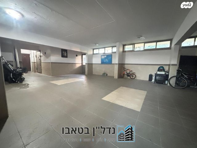 דירה, תשי"ג 9, פנחס ספיר, מגדל העמק