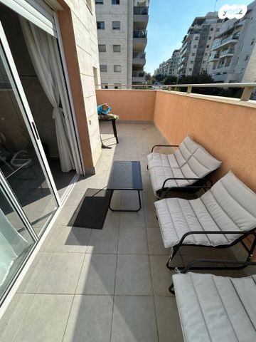 דירה, צור יצחק