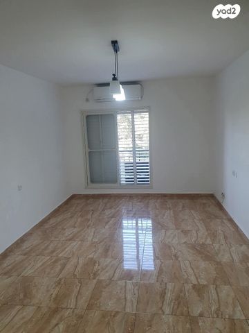 דירה, אהוד דולינסקי, אושיות, רחובות