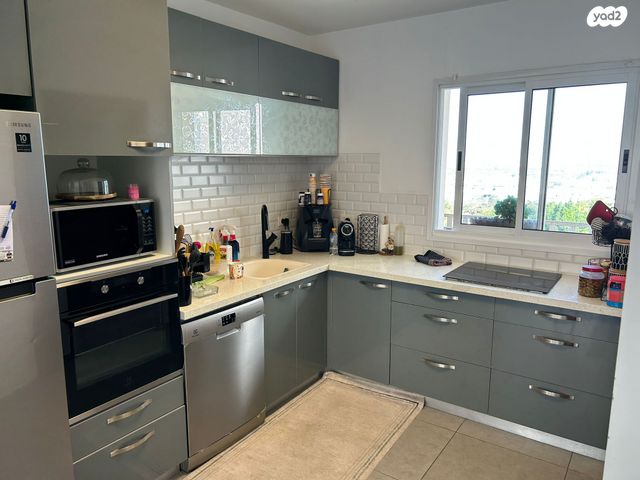 דירה, צור יצחק