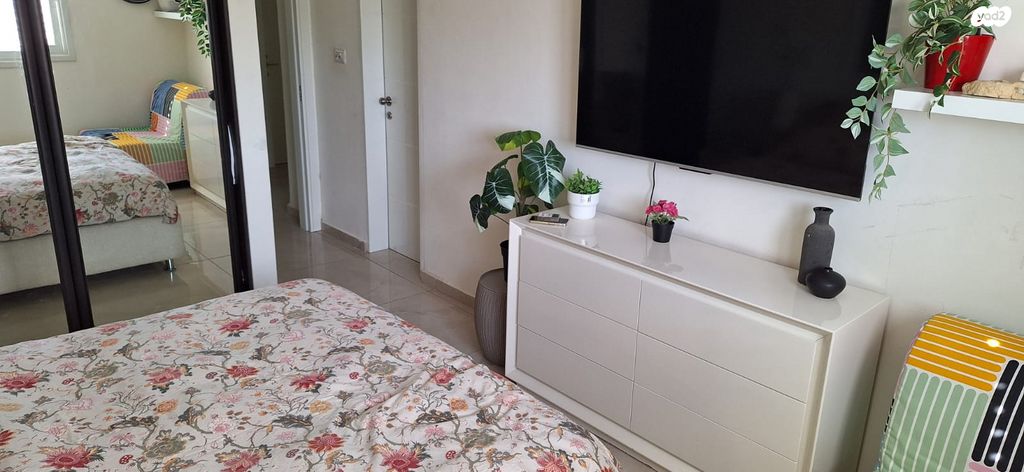 דירת גן, אבני חפץ