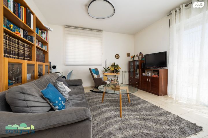 דירת גן, אלעזר מנחם גלרנטר, חומת שמואל, הר חומה, ירושלים