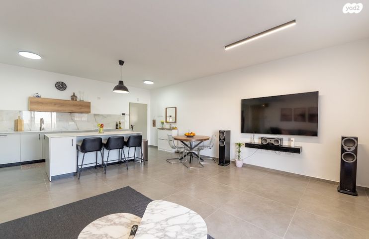 דירת גן, לבונה, כפר ורדים