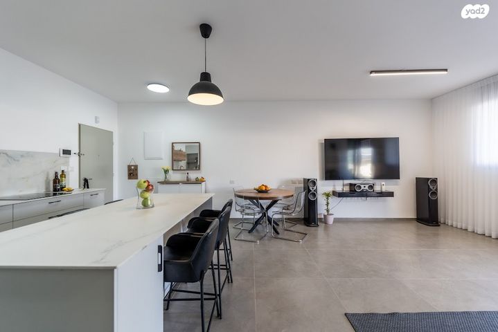 דירת גן, לבונה, כפר ורדים