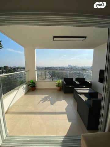 דירה, גיורא יוספטל, גיורא, רמלה