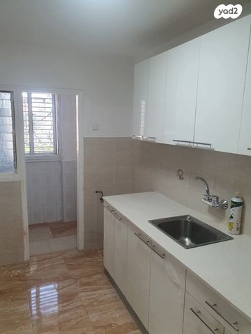 דירה, אהוד דולינסקי, אושיות, רחובות