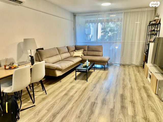 דירה, הפרחים, כפר סבא