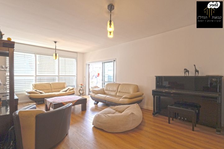 דירה, האחים אוסטשינסקי, ראשונים, ראשון לציון