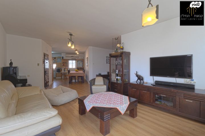 דירה, האחים אוסטשינסקי, ראשונים, ראשון לציון