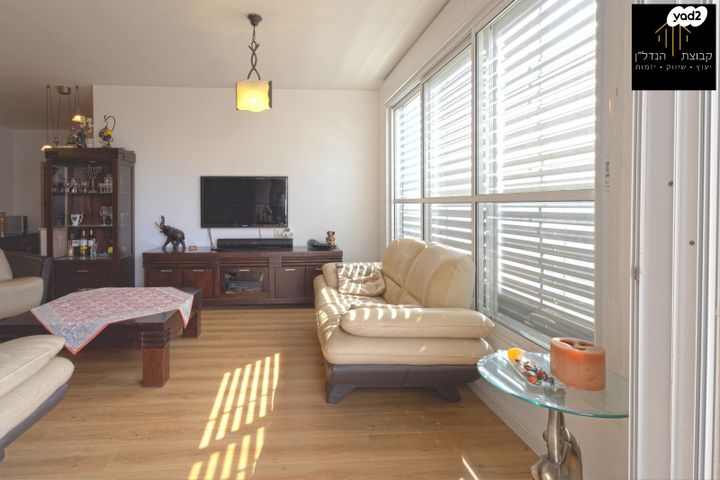 דירה, האחים אוסטשינסקי, ראשונים, ראשון לציון