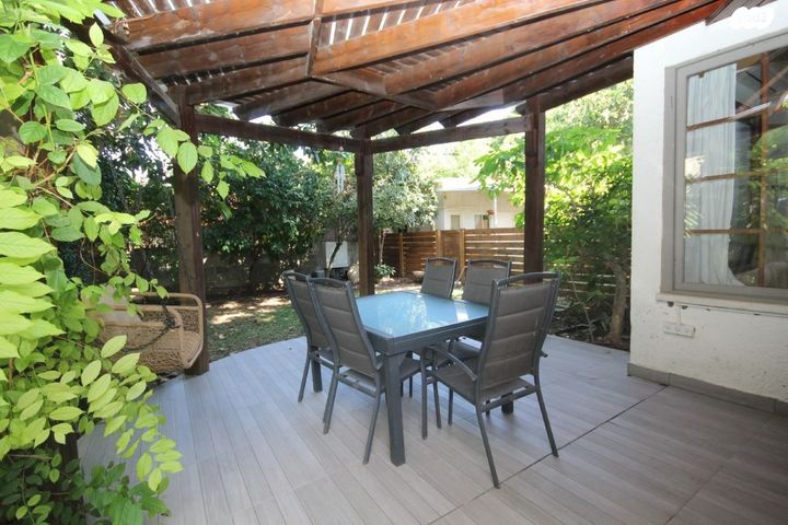 דו משפחתי, חנה אברך, אפרים, רחובות