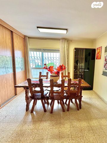 דירה, הקרן, כלי שיר, מעלה אדומים