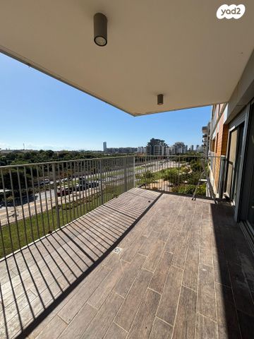 דירה, בבה אידלסון, הרצליה