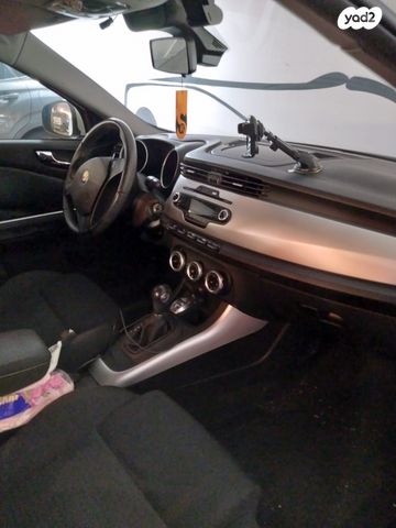 מודעת רכב אלפא רומיאו ג'ולייטה