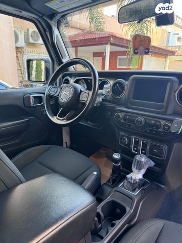 מודעת רכב ג'יפ רנגלר