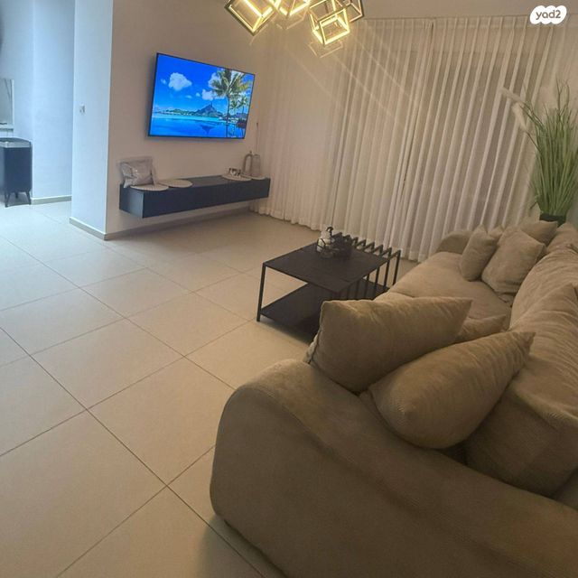 דירה, המשוררת, אירוס, ירוחם