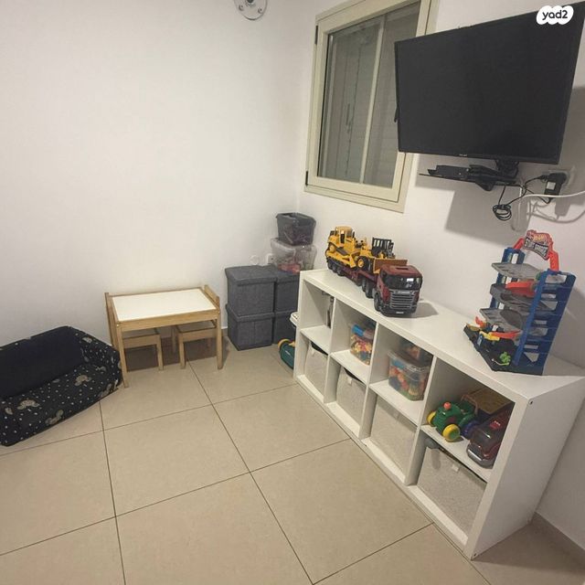 דירה, המשוררת, אירוס, ירוחם