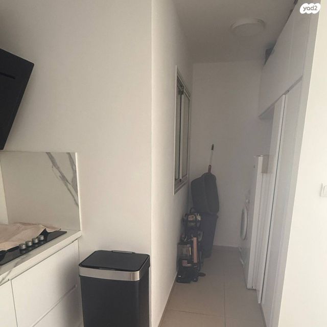 דירה, המשוררת, אירוס, ירוחם