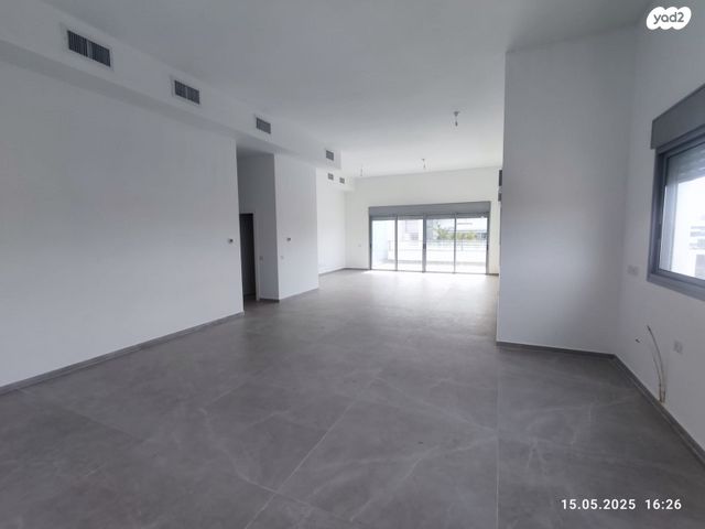 גג/ פנטהאוז, מרים ילן שטקליס, רעננה