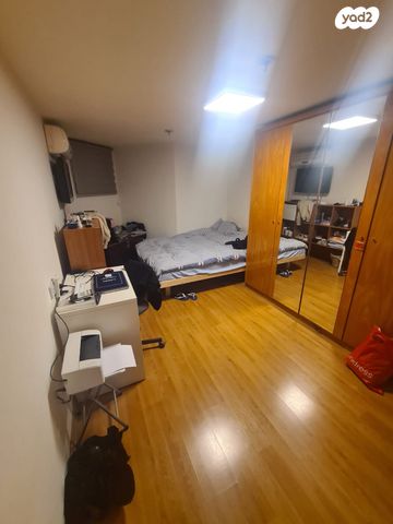 דירה, אברהם פררה, הולילנד, ירושלים