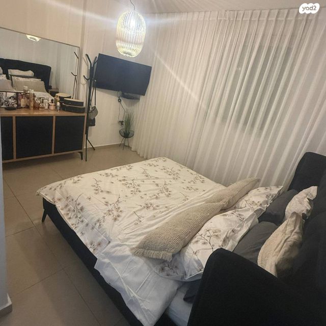 דירה, המשוררת, אירוס, ירוחם