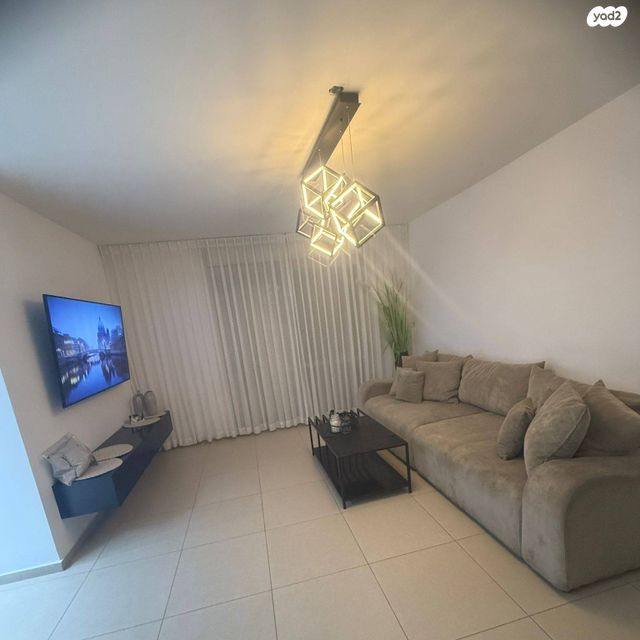 דירה, המשוררת, אירוס, ירוחם