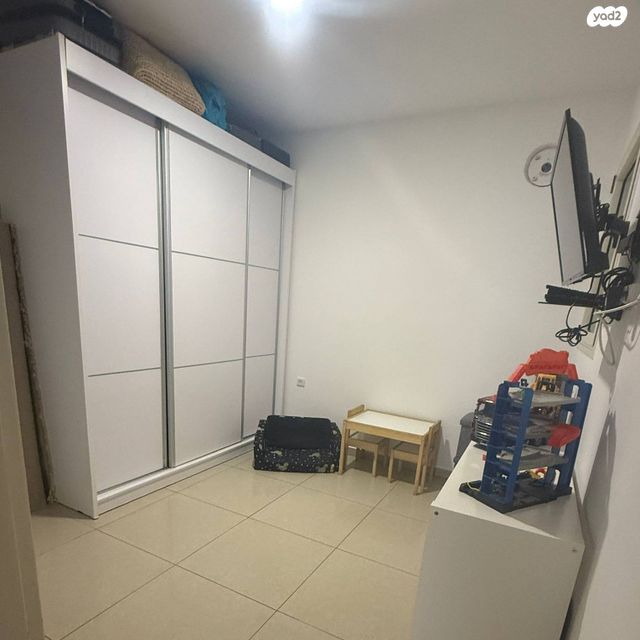 דירה, המשוררת, אירוס, ירוחם