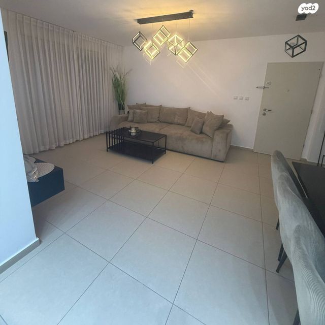 דירה, המשוררת, אירוס, ירוחם