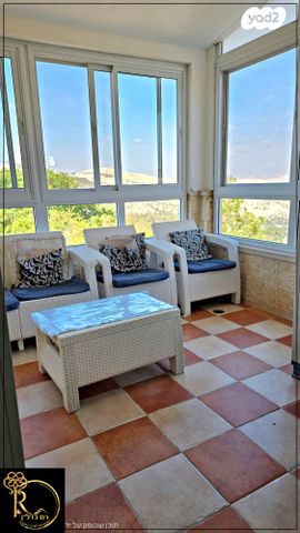 דופלקס, עת הזמיר, מגדים, מעלה אדומים