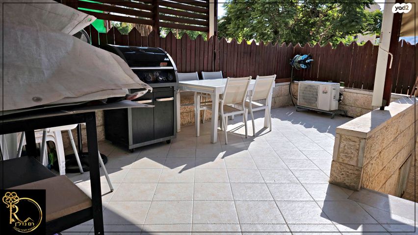 דופלקס, עת הזמיר, מגדים, מעלה אדומים