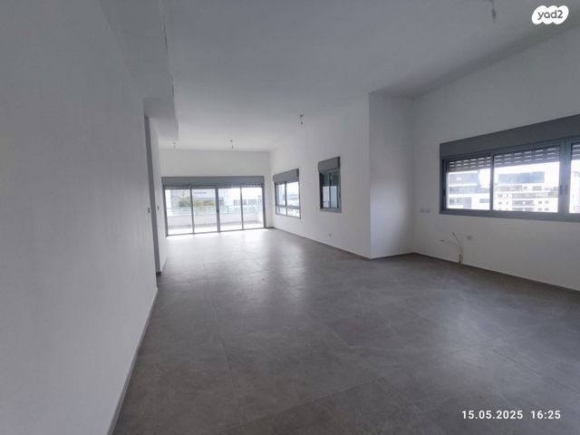 גג/ פנטהאוז, מרים ילן שטקליס, רעננה