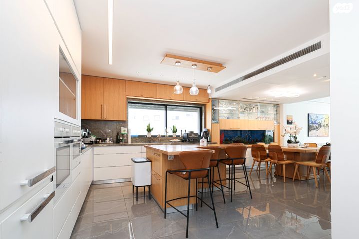 גג/ פנטהאוז, חנה רובינא, הרצליה