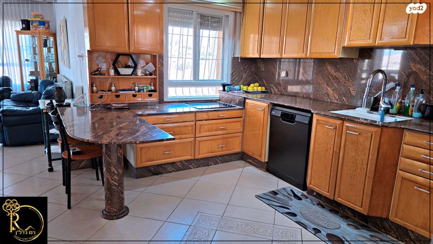 דופלקס, עת הזמיר, מגדים, מעלה אדומים