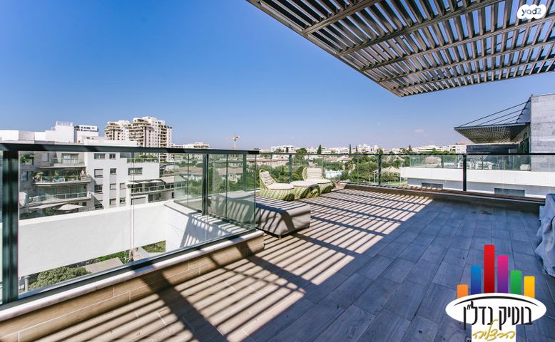 גג/ פנטהאוז, רבקה גובר, הרצליה