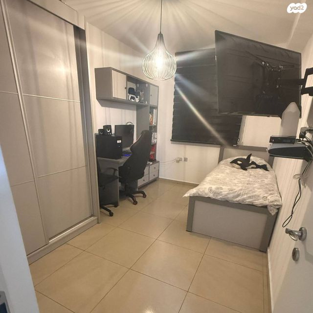 דירה, המשוררת, אירוס, ירוחם