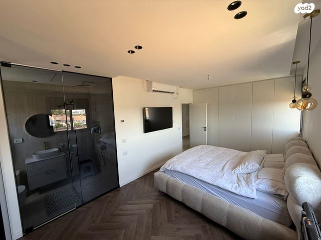 דירה, שיר השירים, גן יבנה מערב, גן יבנה