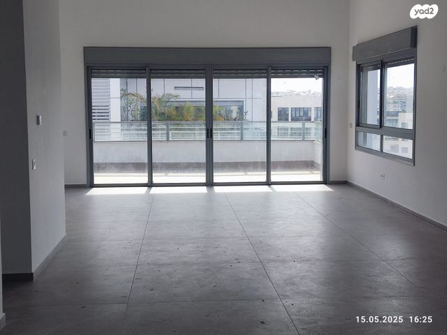 גג/ פנטהאוז, מרים ילן שטקליס, רעננה