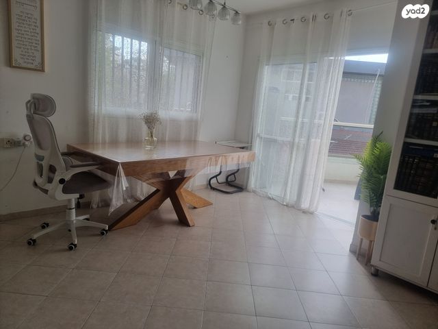 דירה, מנשה קפרא, שעריים, רחובות