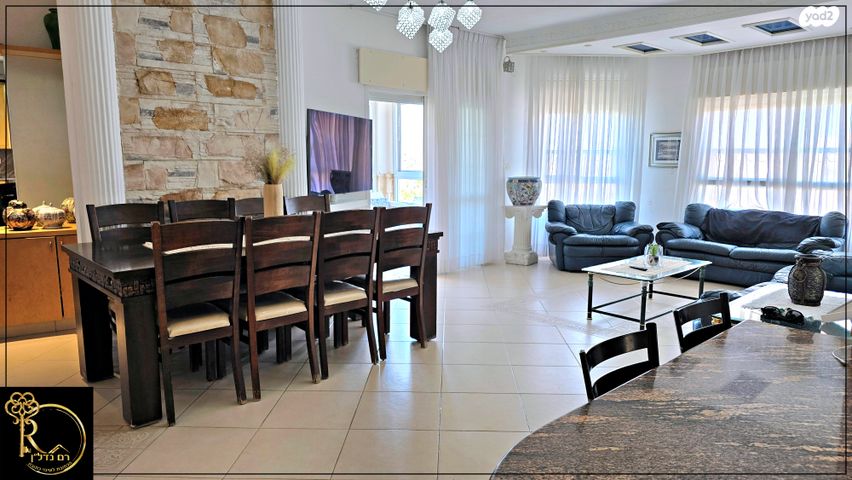 דופלקס, עת הזמיר, מגדים, מעלה אדומים