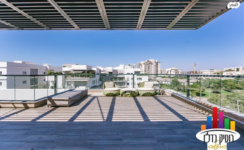 גג/ פנטהאוז, רבקה גובר, הרצליה