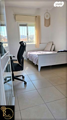 דופלקס, עת הזמיר, מגדים, מעלה אדומים