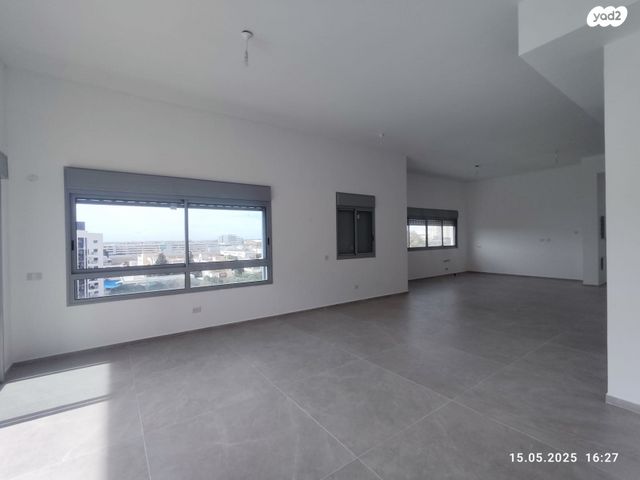 גג/ פנטהאוז, מרים ילן שטקליס, רעננה