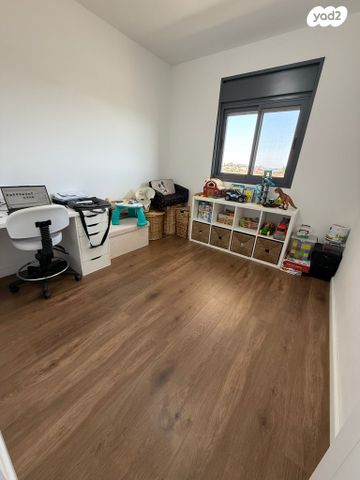 דירה, שיר השירים, גן יבנה מערב, גן יבנה